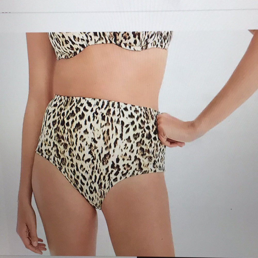 Seamless high waisted bikini bottom leopard size M